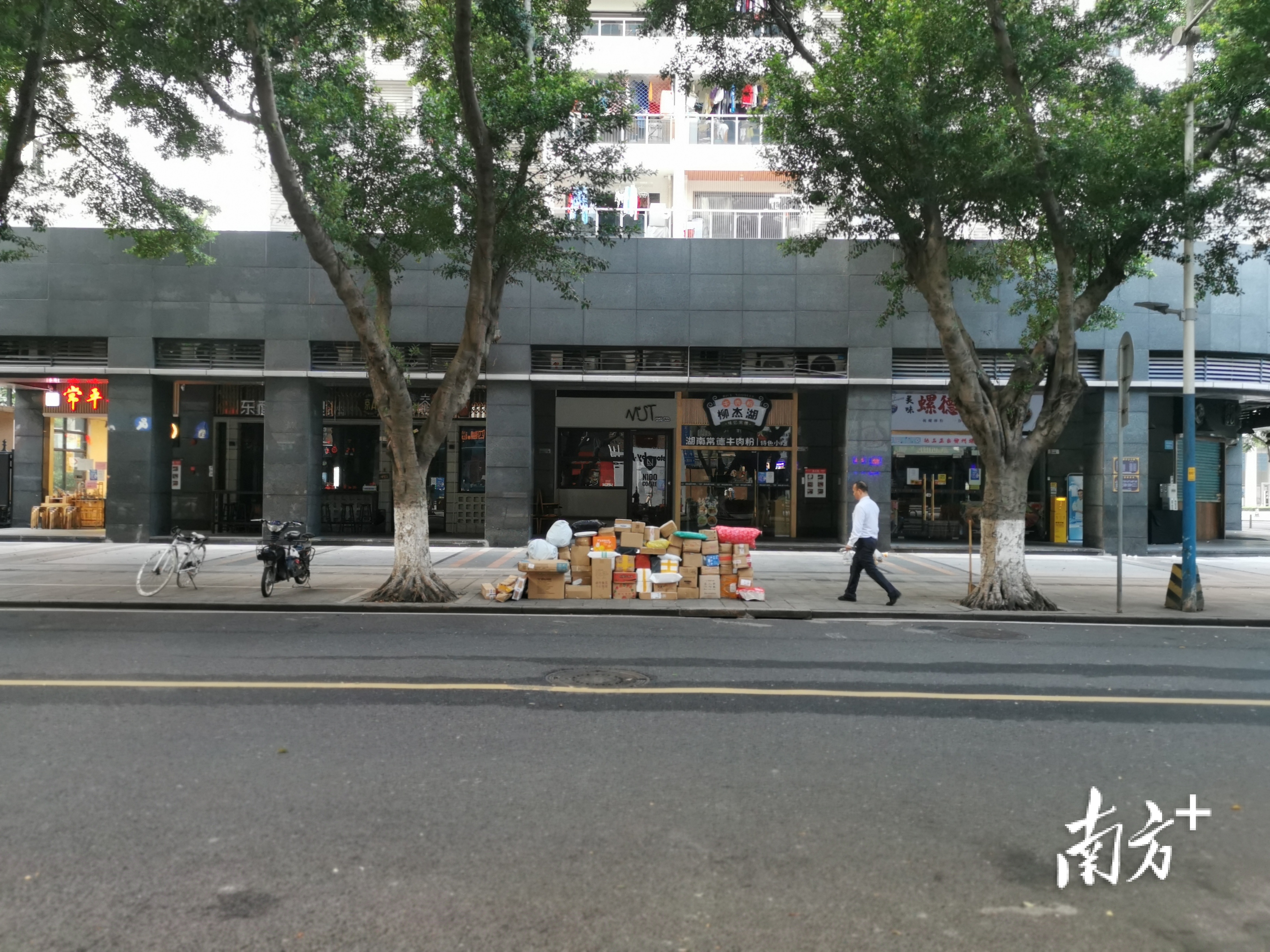 “双11”前夕，珠江新城一处大街上，被堆放得整整齐齐的快递。 &nbsp;南方+ 朱紫强 拍摄