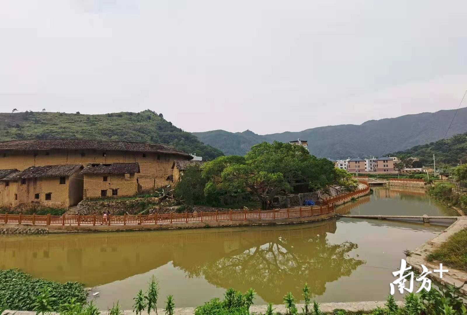 依山傍水的永善村。
