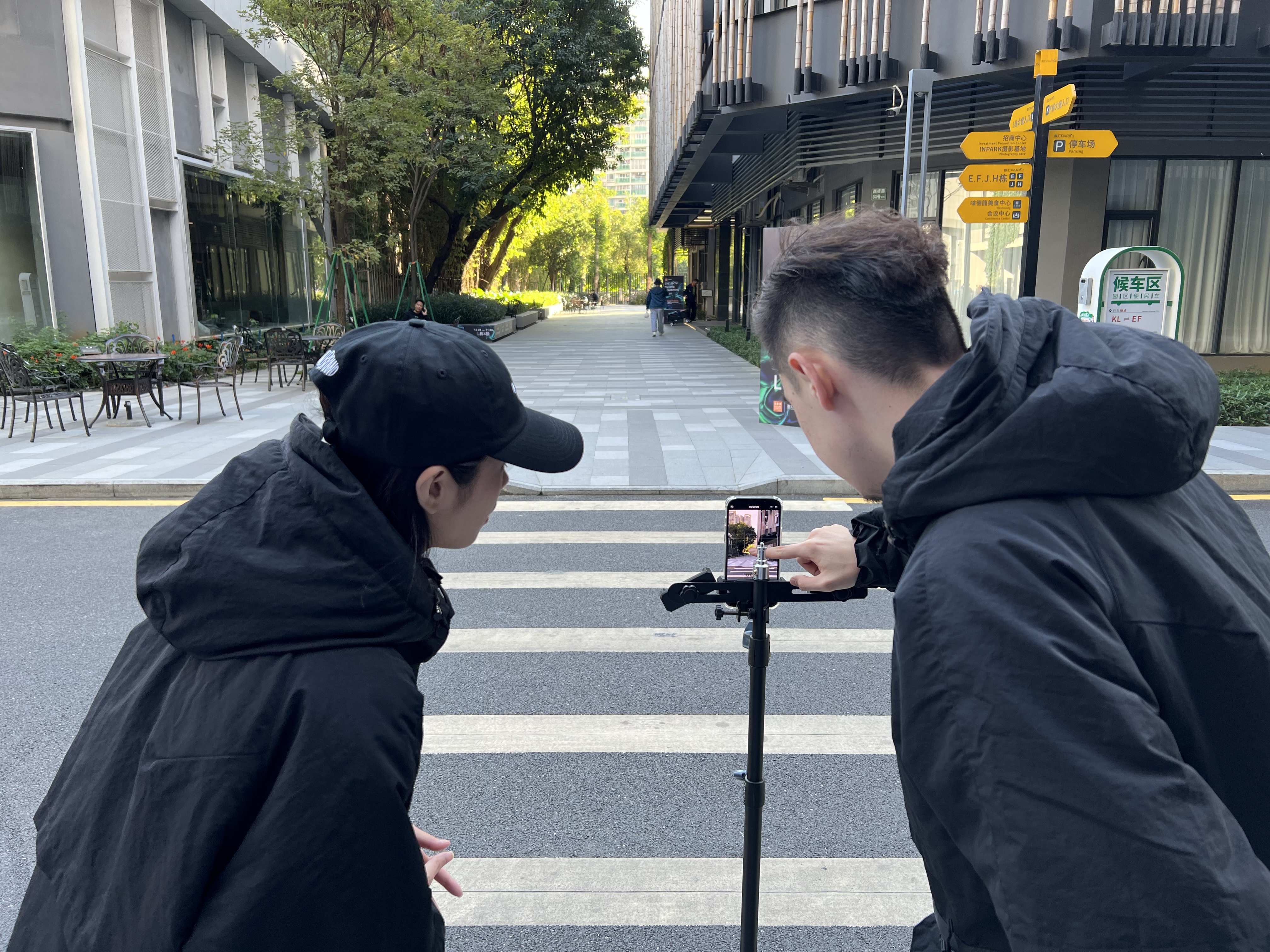 模特为产品拍摄视频。