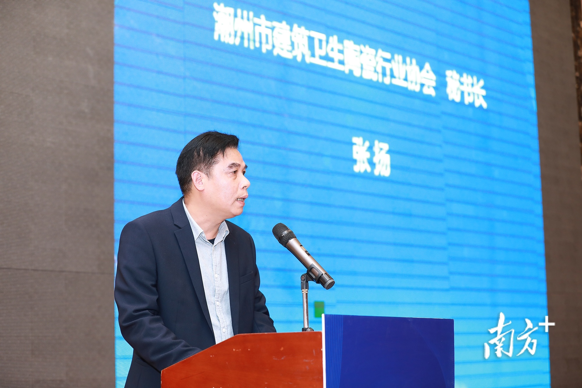 潮州市建筑卫生陶瓷行业协会秘书长张扬。
