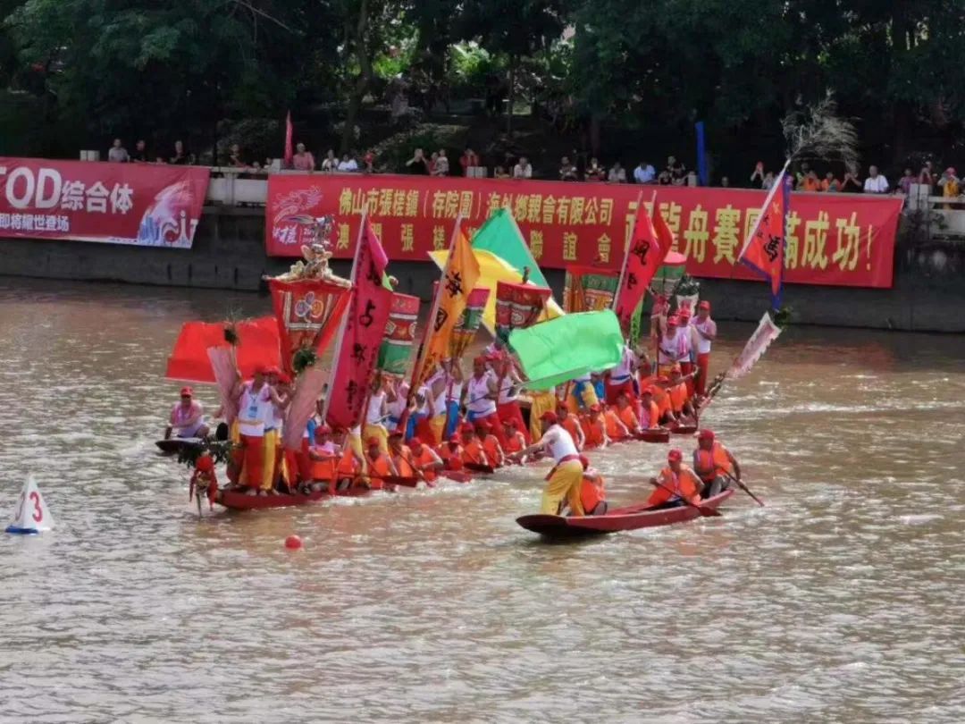 以大江村冯氏、罗氏为代表的彩龙表演是每年龙舟赛的必备项目 以大江村冯氏、罗氏为代表的彩龙表演是每年龙舟赛的必备项目