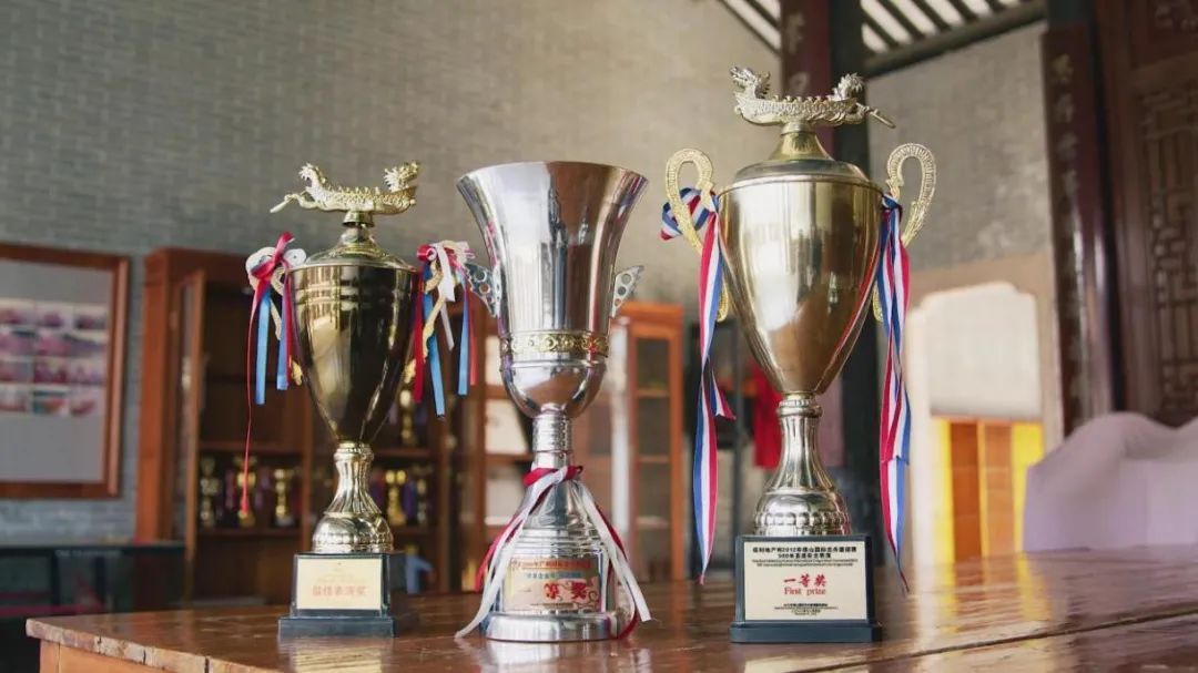 大江彩龙表演在国内和国际比赛中屡屡夺得大奖 大江彩龙表演在国内和国际比赛中屡屡夺得大奖