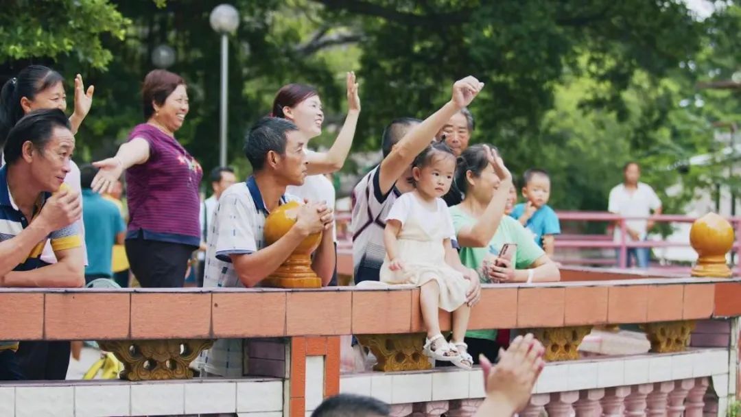 大江村草艇比赛上演“速度与激情”,村民看得起劲,不停地呐喊助威 大江村草艇比赛上演“速度与激情”,村民看得起劲,不停地呐喊助威