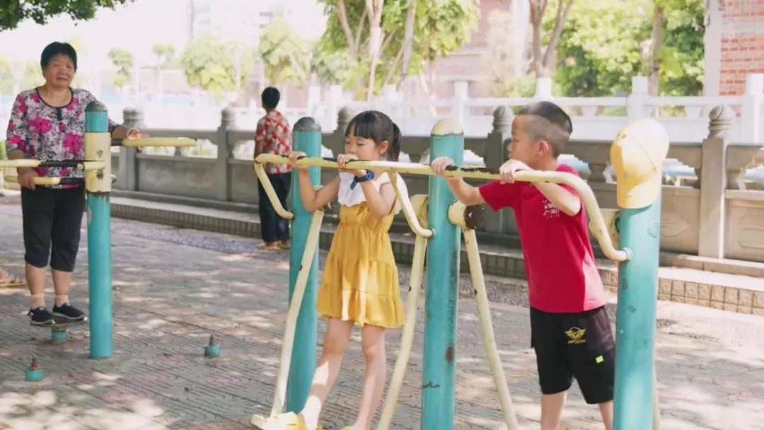 村居环境得到改善,村民喜欢茶余饭后在公园玩耍 村居环境得到改善,村民喜欢茶余饭后在公园玩耍