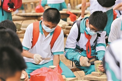 学生们在从化参加研学活动。