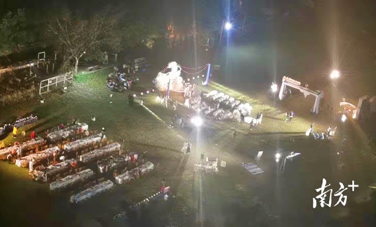 14日晚，一场户外婚礼在涉事草坪上举行。  