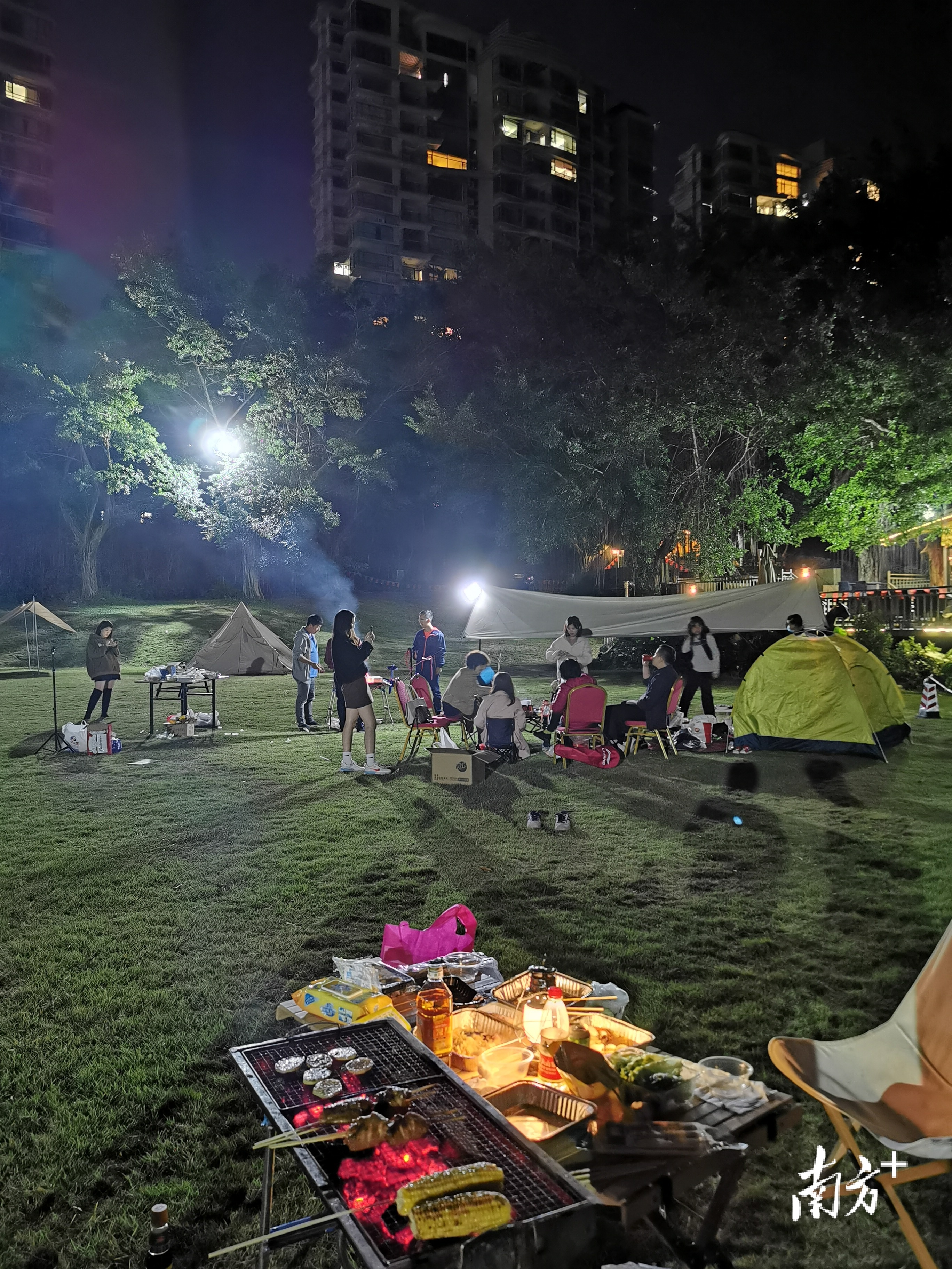 呛人的烧烤油烟和高分贝噪音令附近居民苦不堪言。 