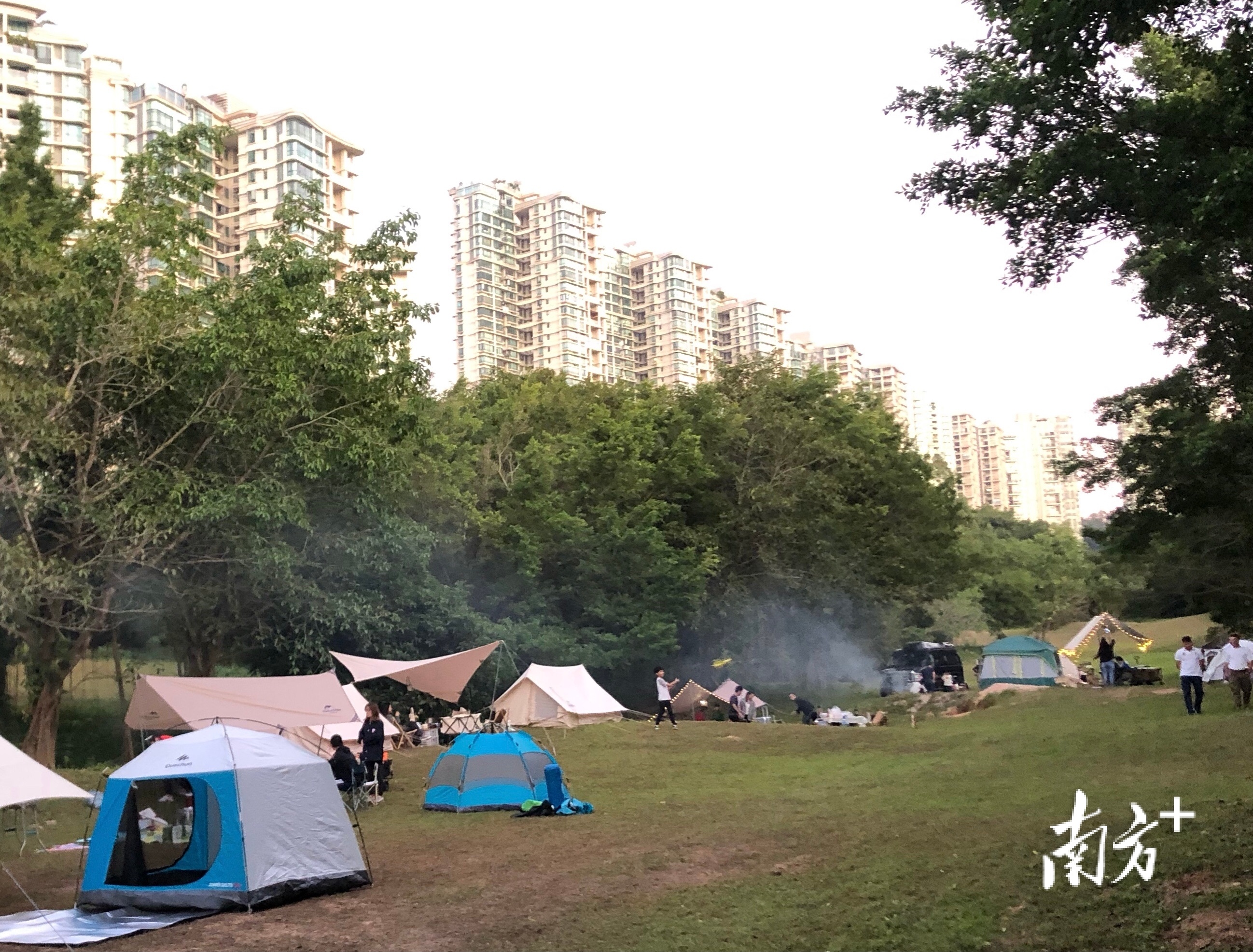 傍晚6点左右，陆续有人开始烧烤唱歌。