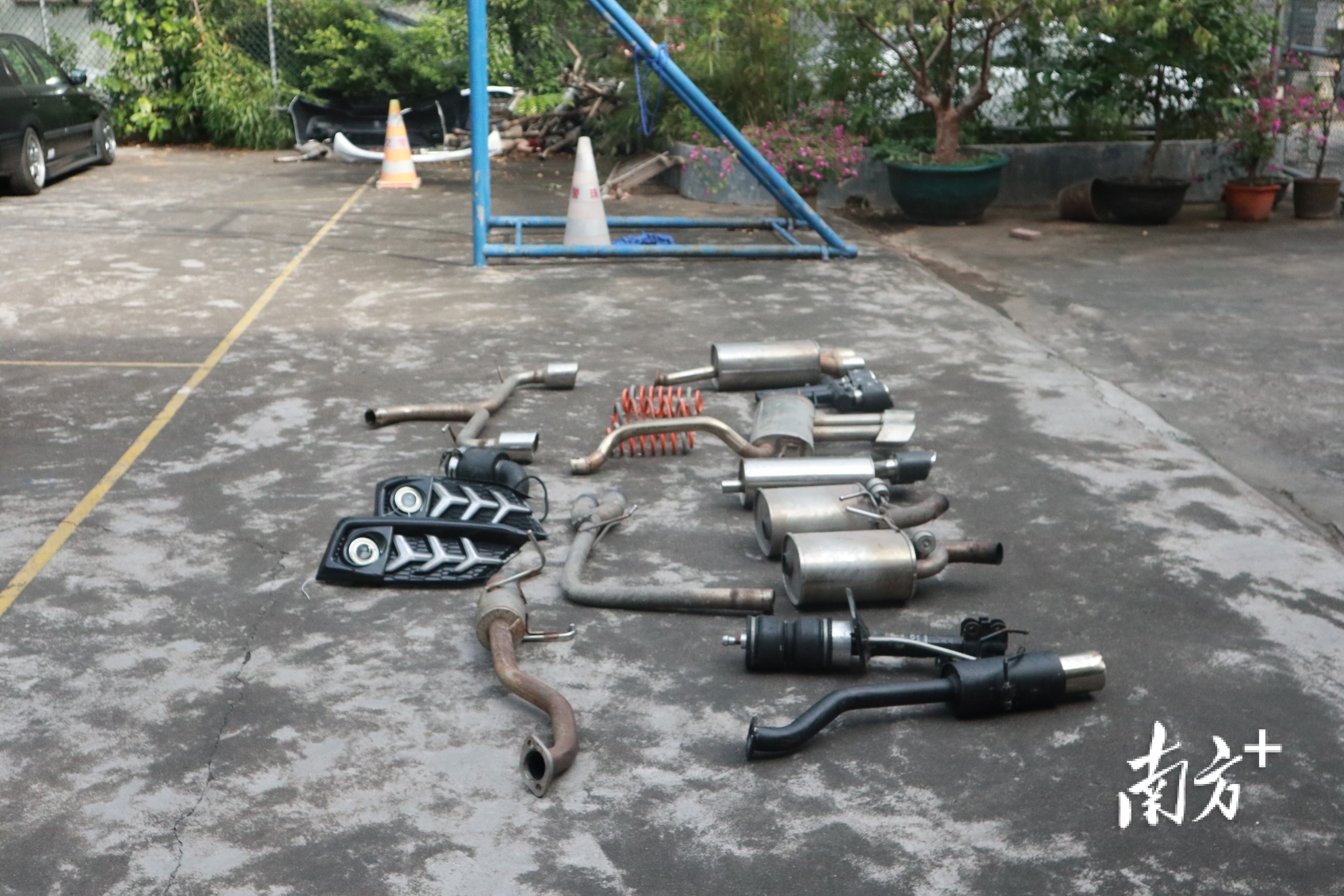 查处的非法改装车零件。  南方+ 吴枫 拍摄