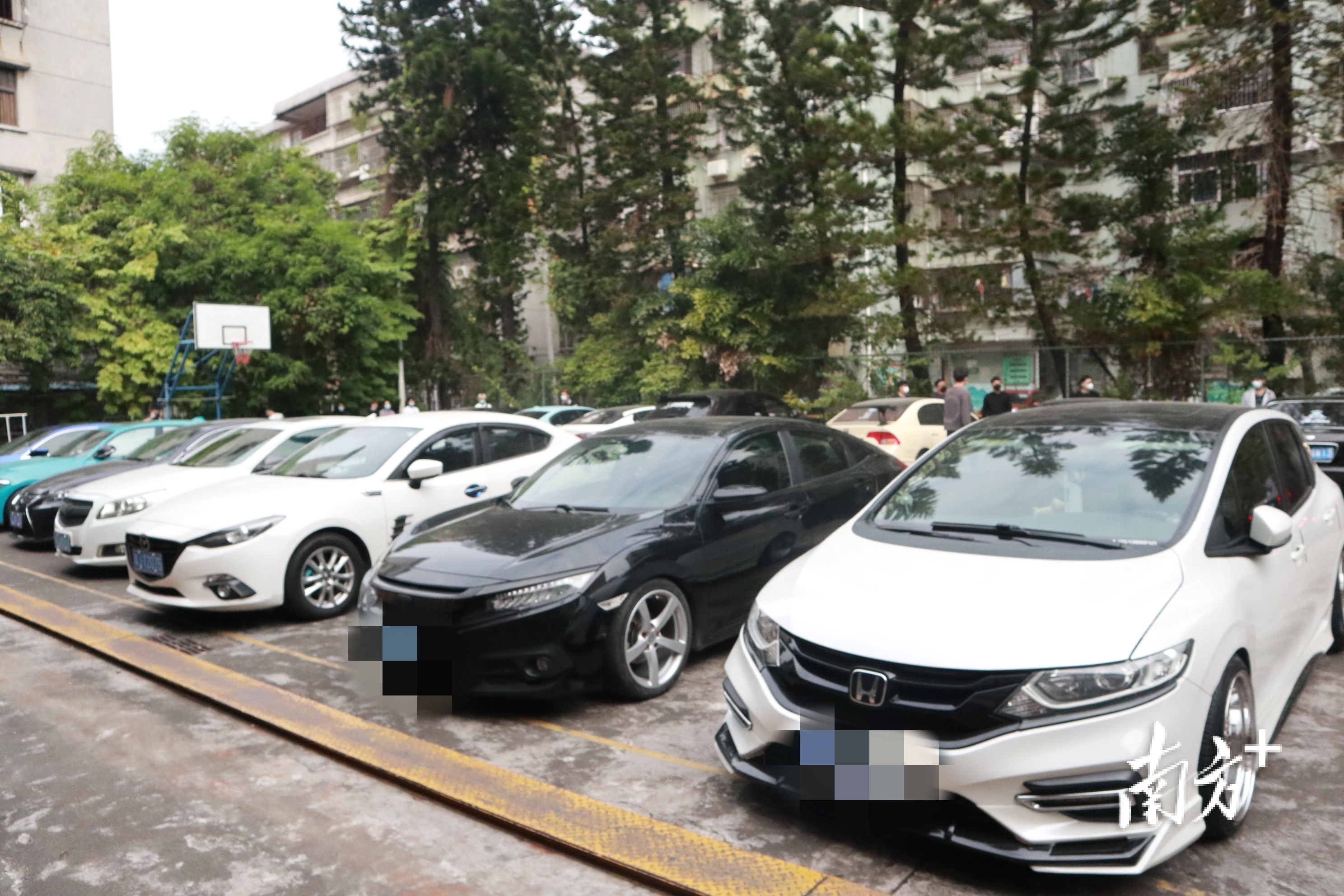 查处的非法改装车。  南方+ 吴枫 拍摄