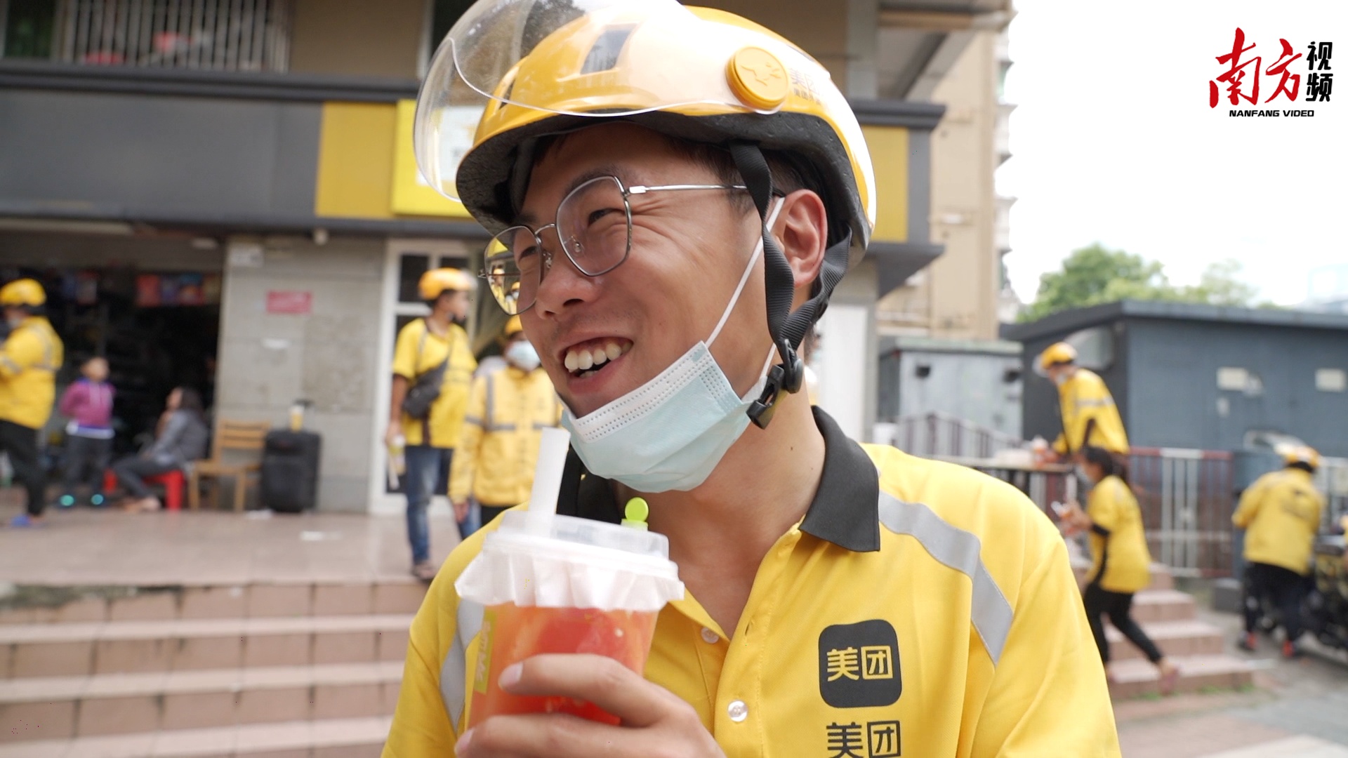 外卖小哥哥,您的奶茶外卖到了!