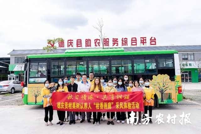 主题公交其中一条线路贯穿“柑香画廊”文旅线路。  南方农村报 吴秒衡 拍摄