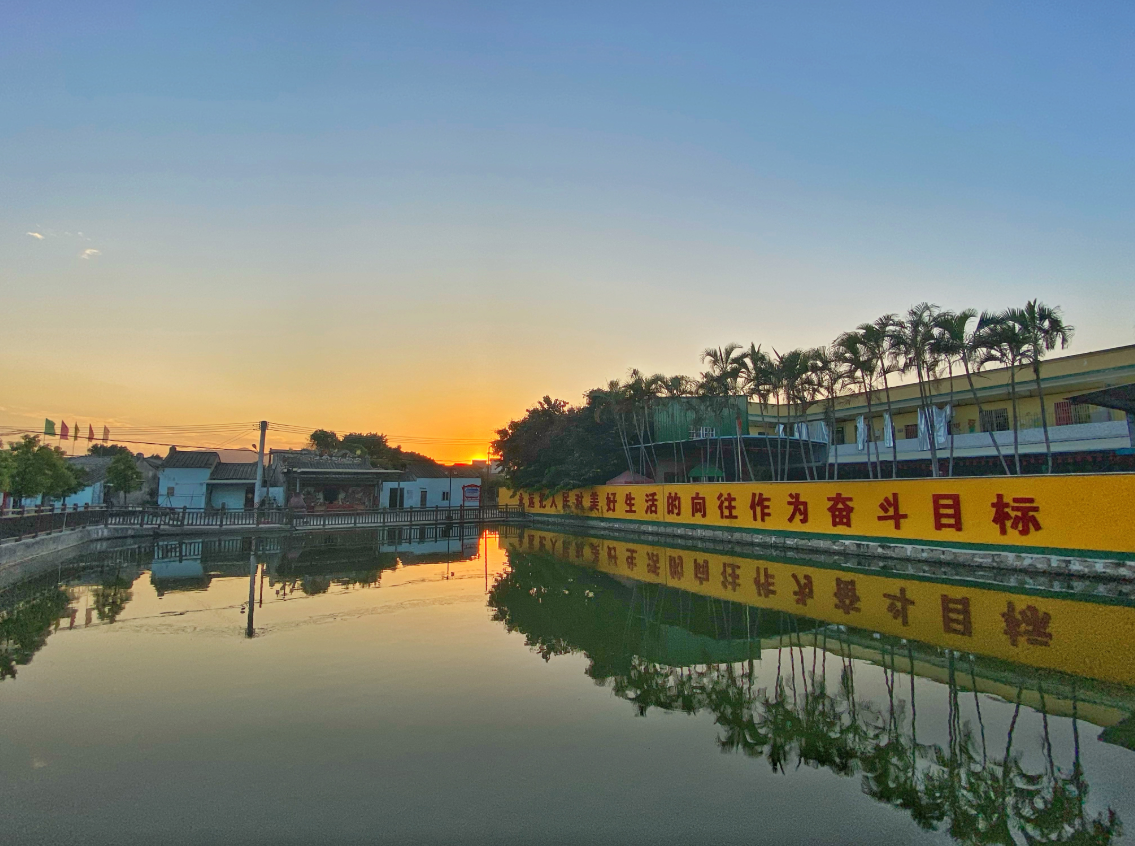 图为美丽宜居的沙溪镇前陇一村.