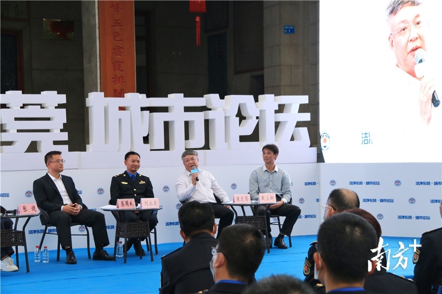 市商务局服务贸易与商贸服务业科科长袁志坚提建议。