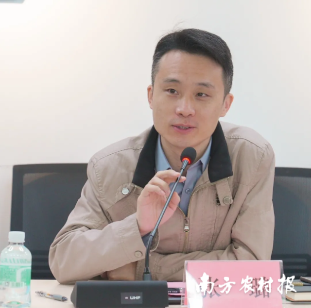 广东南方农村报经营有限公司总经理张璐主持座谈会