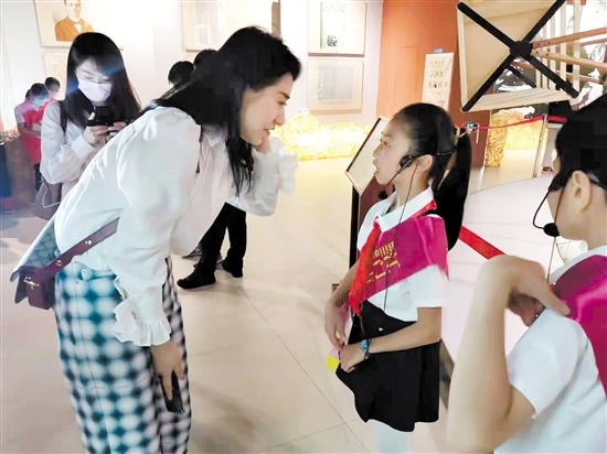 江华小学教育集团小小红色宣讲员在华博馆向市民讲解红色故事。