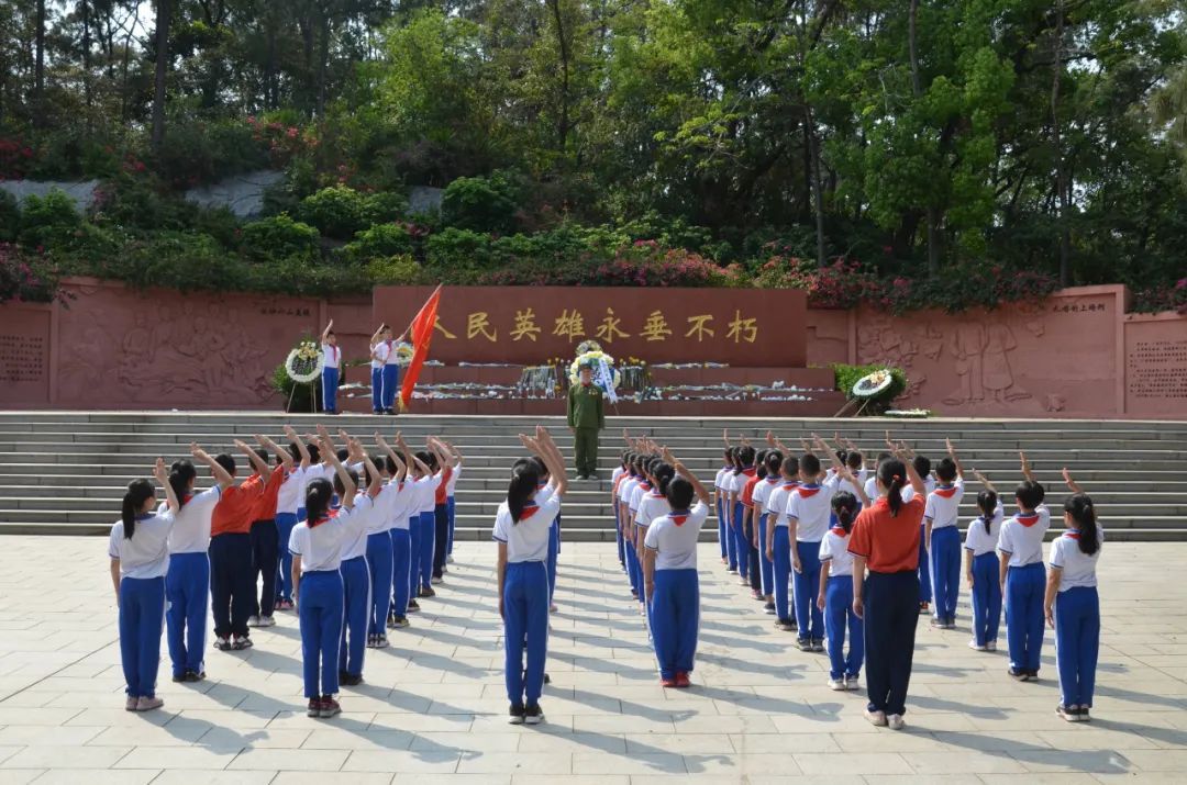 紫茶小学学生到英雄山开展清明祭英烈活动，并邀请战斗英雄马连长给孩子们讲述先烈事迹。