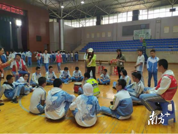 语文科组“击鼓飞诗” 语文科组“击鼓飞诗”