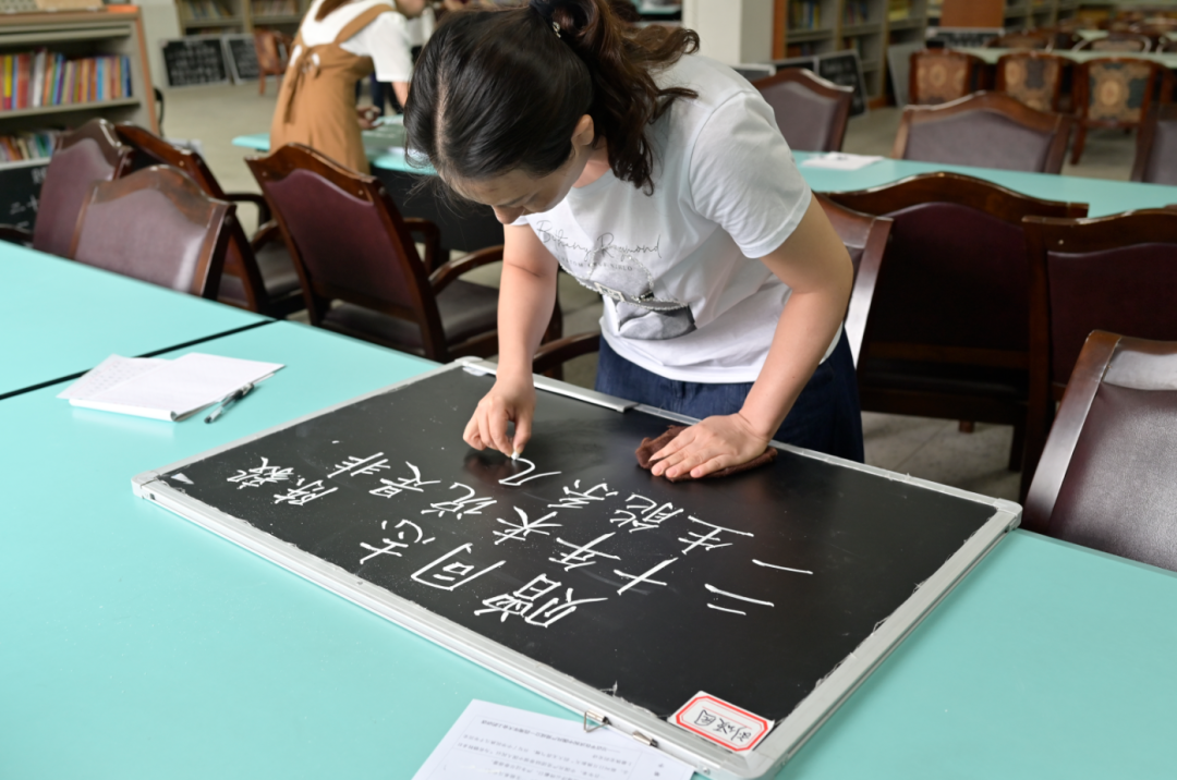 开展青年教师基本功书法比赛。