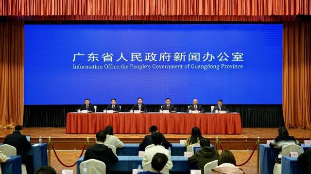 省政府副秘书长、新闻发言人、省政务服务数据管理局局长杨鹏飞 （左三），省财政厅二级巡视员林华（右三），广州市人民政府副秘书长高裕跃（左二），深圳市人民政府副秘书长刘昂（右二），佛山市人民政府副秘书长赖紫宁（右一）出席发布会并答记者问。