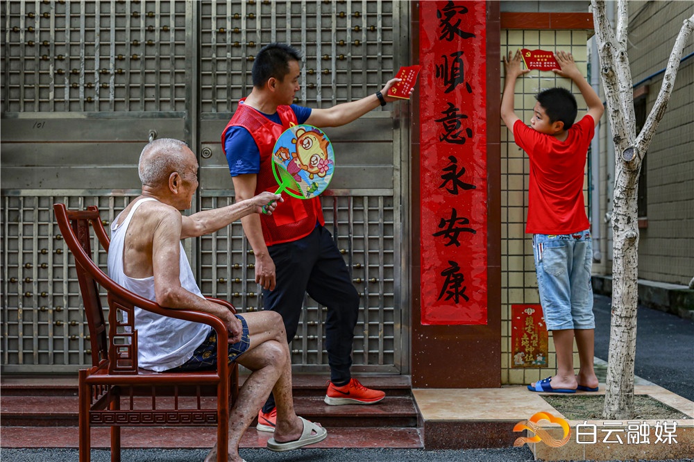 在家门口悬挂共产党员实名牌。