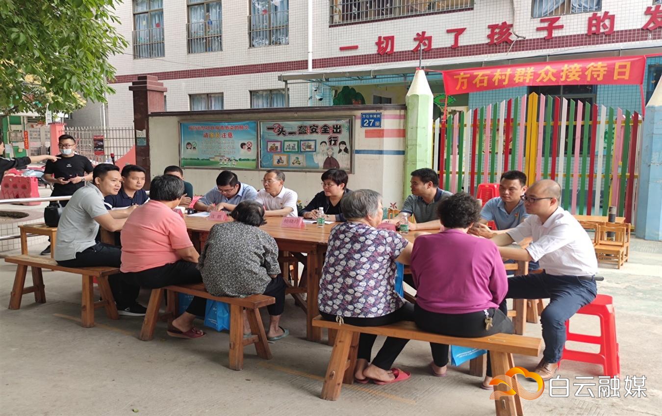 人和镇大榕树下“问计于民”大接访。