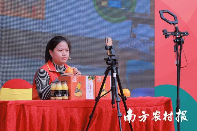 现场进行直播带货 南方农村报 谢伙荣 拍摄