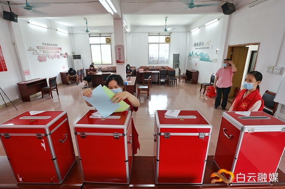 村“两委”干部换届选举投票。