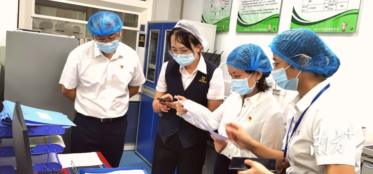 “民天卫士”行动工作组检查重点中学食堂食品安全情况。