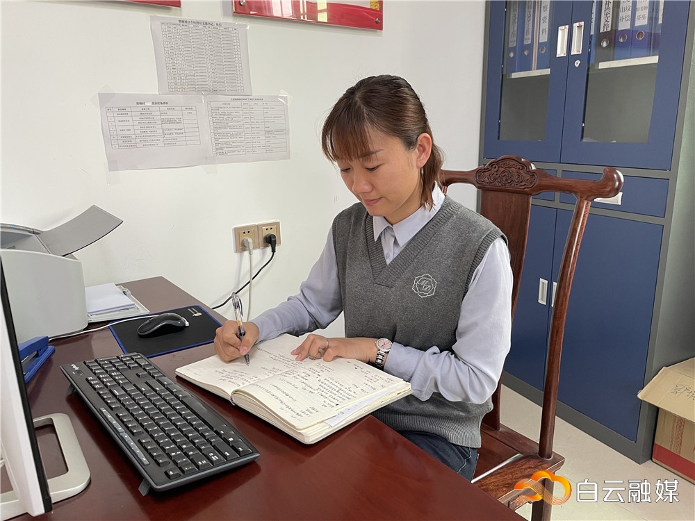 江高镇郭塘村党委书记、村委会主任刘苑霞。