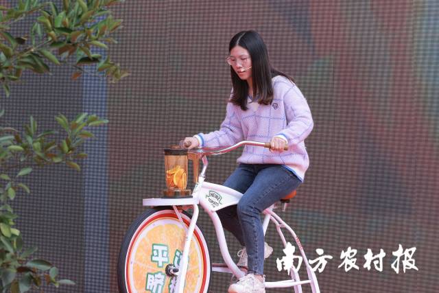 鲜榨橙汁   南方农村报 谢伙荣 拍摄