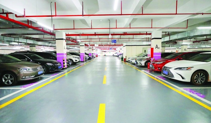 《办法》要求公园等公共场所应当重点配套建设停车场。这是南湖公园智慧停车场负一层。