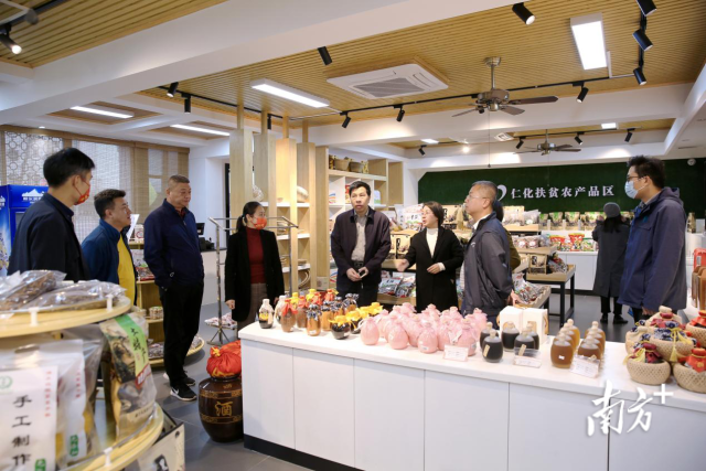 广东省乡村振兴局乡村综合督查处彭彬，广东省城乡规划设计研究院有限责任公司副总工程师蔡穗虹，广东省南方乡村振兴促进中心总干事、广东省农村电子商务协会党支部书记、广东乡立方负责人余巧芸，广东乡立方合伙人陈才，韶关市乡村振兴局常务副局长刘世冬，韶关市农业农村局农村社会事业促进科科长张焱旻，仁化县农业农村局党组副书记、仁化县乡村振兴局常务副局长李文华等一行莅临活动现场