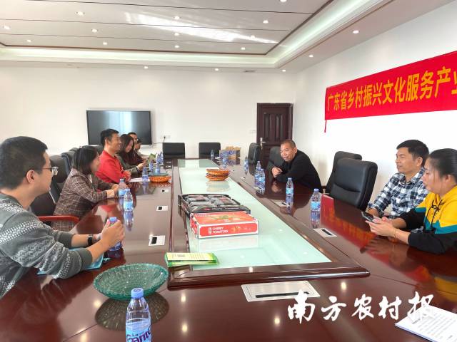 农技“轻骑兵”一行在湛江市铭景农业发展有限公司交流座谈。