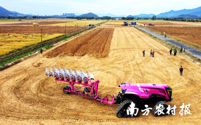 无人农机作业展示。