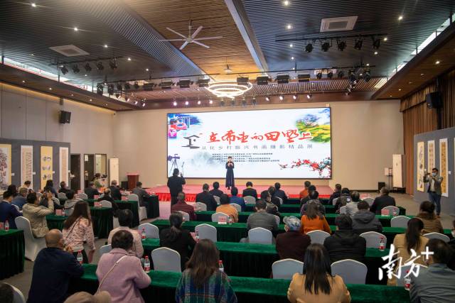 书画摄影精品展现场。