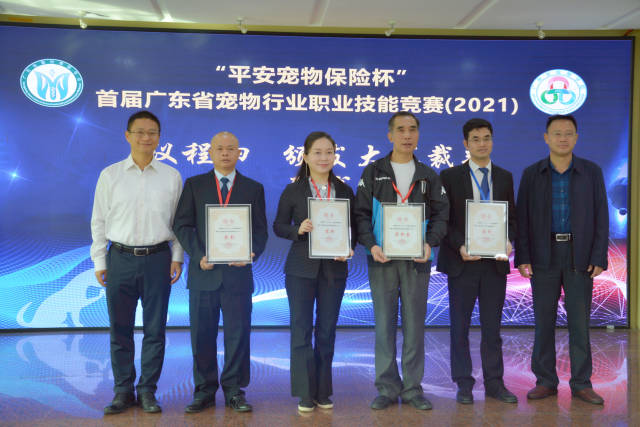 组委会为裁判代表颁发裁判证书