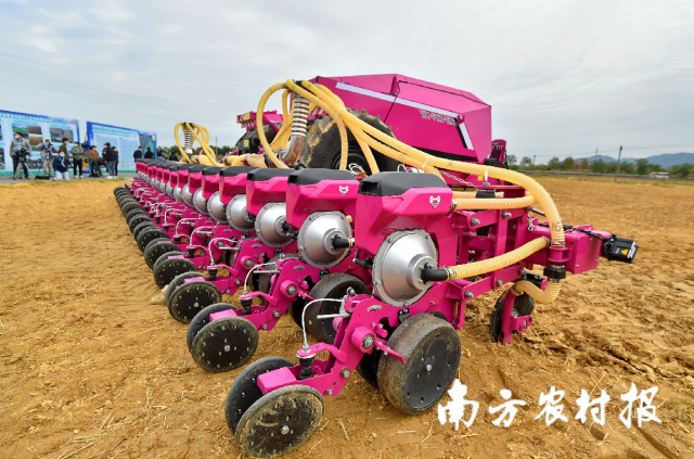 无人农机作业展示。