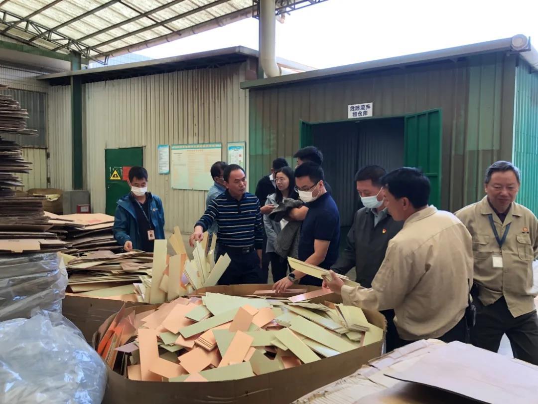 ▲生态环境部门工作人员深入企业普法，督促企业落实污染防治措施