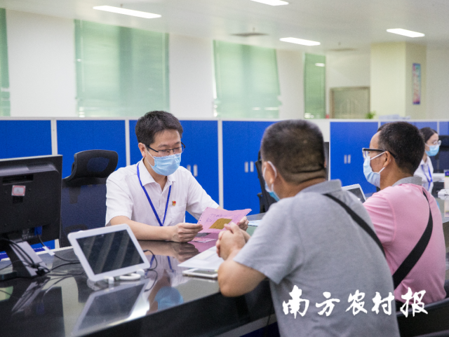 台山社保局社会保险关系股股长李力勇。