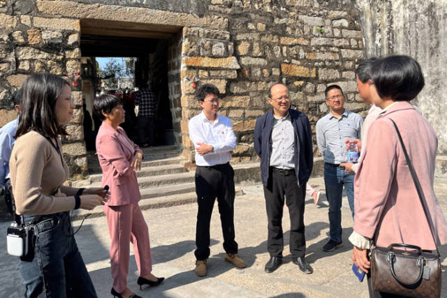 调研组在参观广东省文物保护单位——靖海古城墙。
