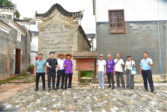 “三师”志愿者协会成员团队深度参与乡村建设（右四为杜黎宏）