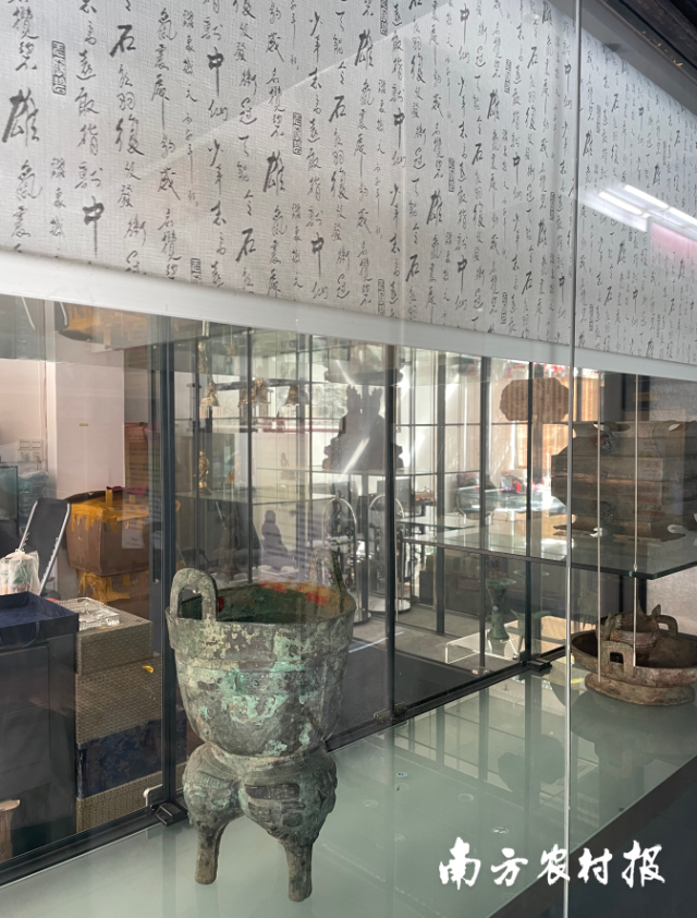 一处商铺橱窗。