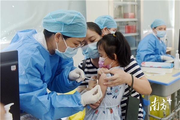 一名小朋友在家长陪同下在惠州市第十小学临时接种点接种疫苗。南方日报记者 梁维春 摄 一名小朋友在家长陪同下在惠州市第十小学临时接种点接种疫苗。南方日报记者 梁维春 摄