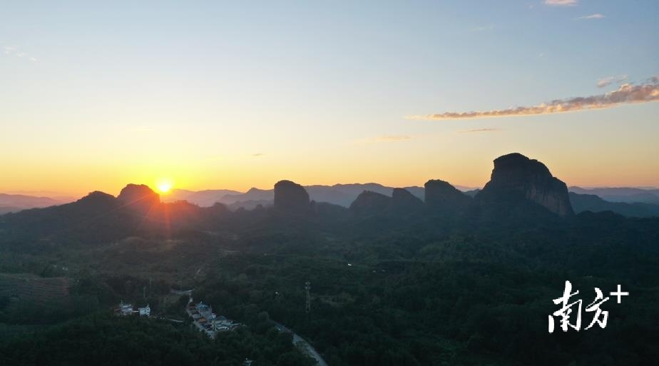 晚霞醉”五马“。陈尚礼 摄