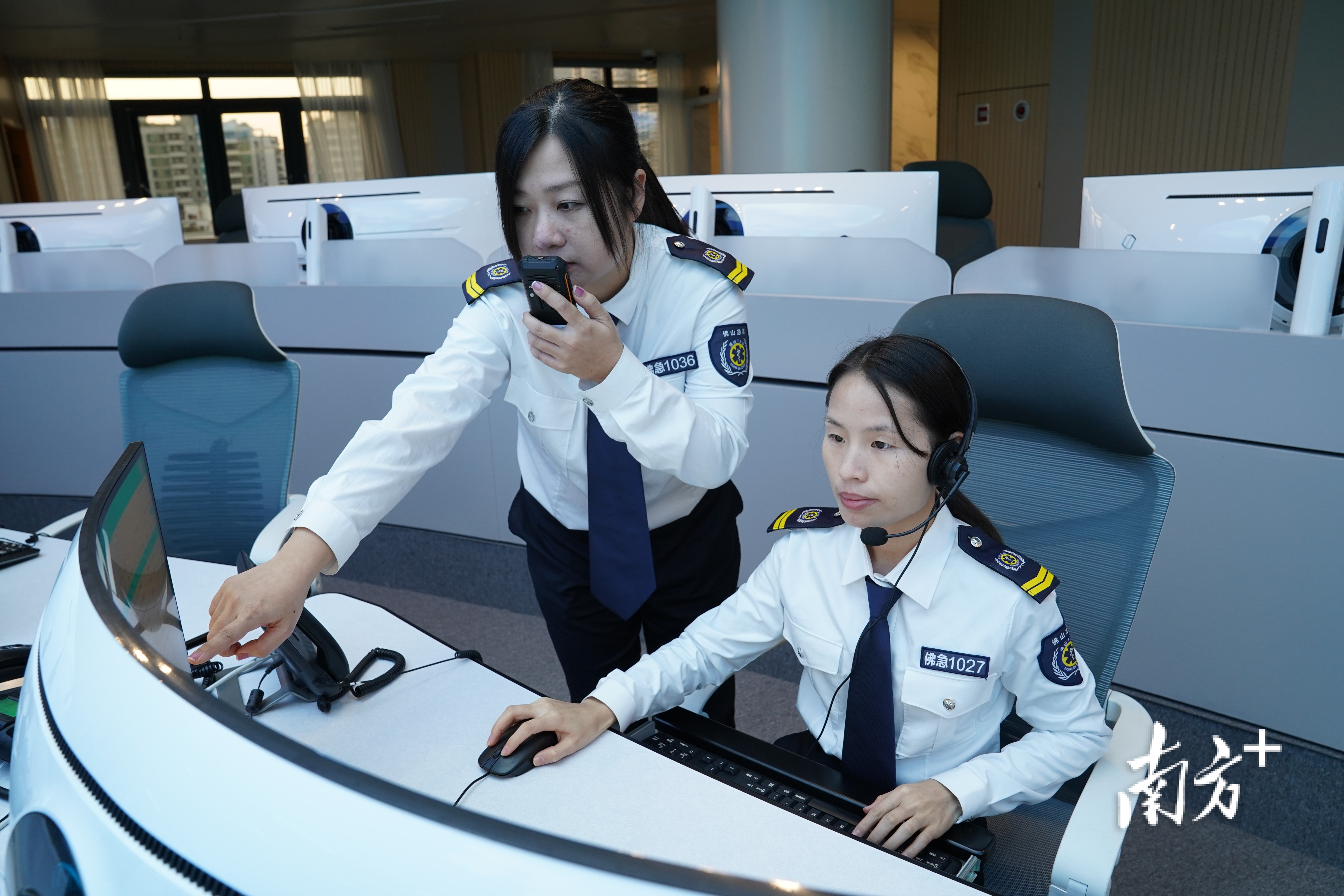 佛山市医疗急救指挥中心调度员与报警者家人进行有序沟通。