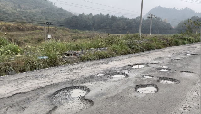 （坑坑洼洼的梅乐公路）