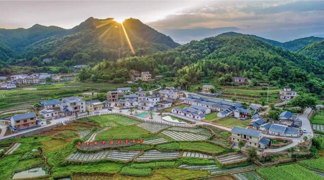 梅州市平远县上举镇，改造后的农房整洁统一，推动美丽乡村建设。（广东省乡村摄影协会供图）