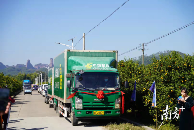  仁化貢柑郵政快遞首發(fā)儀式上,，郵政綠皮車正緩緩駛出