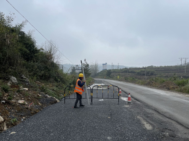 （正在梅乐路作业的施工员）